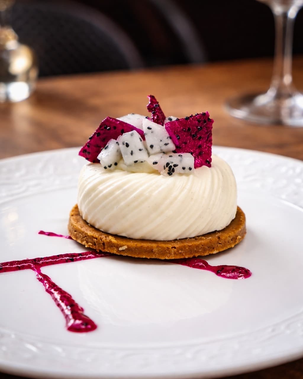 Cheesecake vanille couronné de fruit du dragon, coulis fuchsia