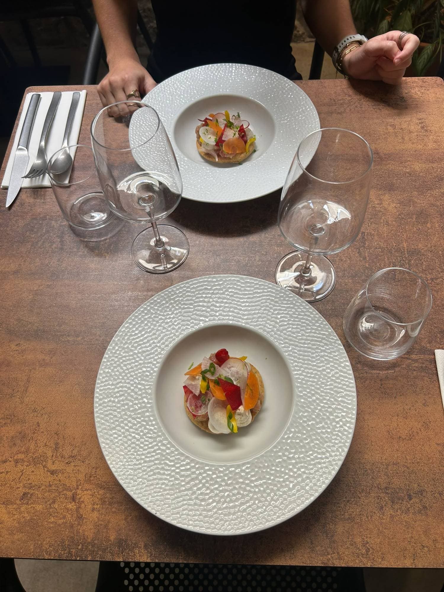Tartelette de légumes croquants — radis, betterave, carotte et pickles — sur fond croustillant