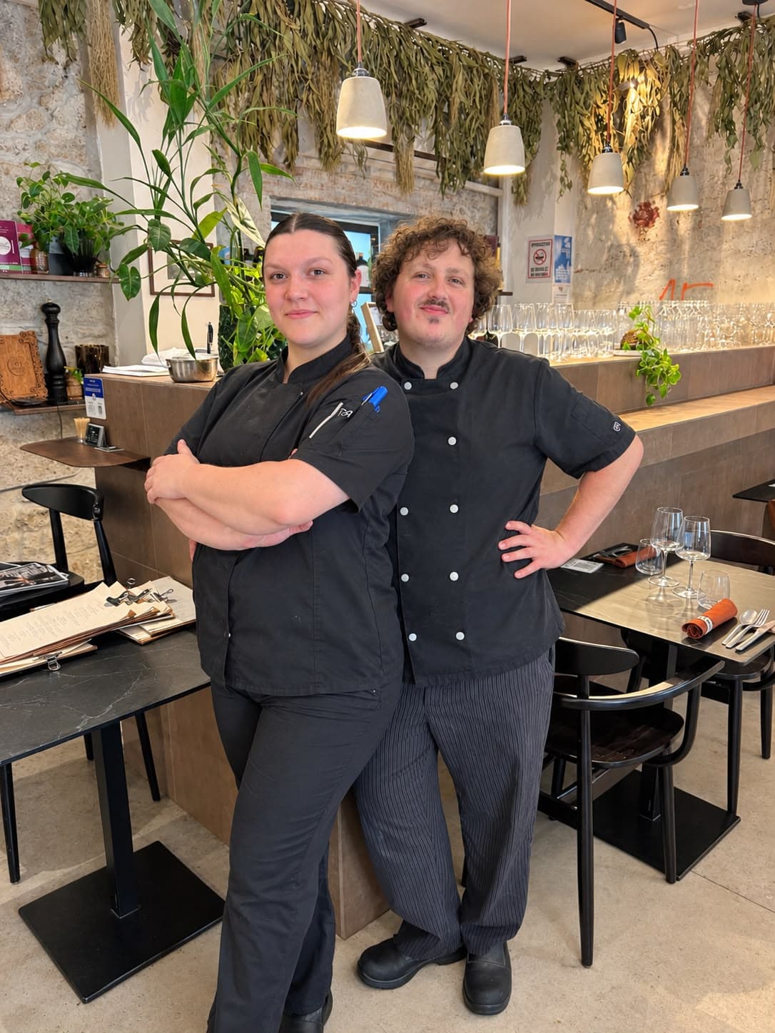 L'équipe du Vieux Comptoir dans la salle du restaurant