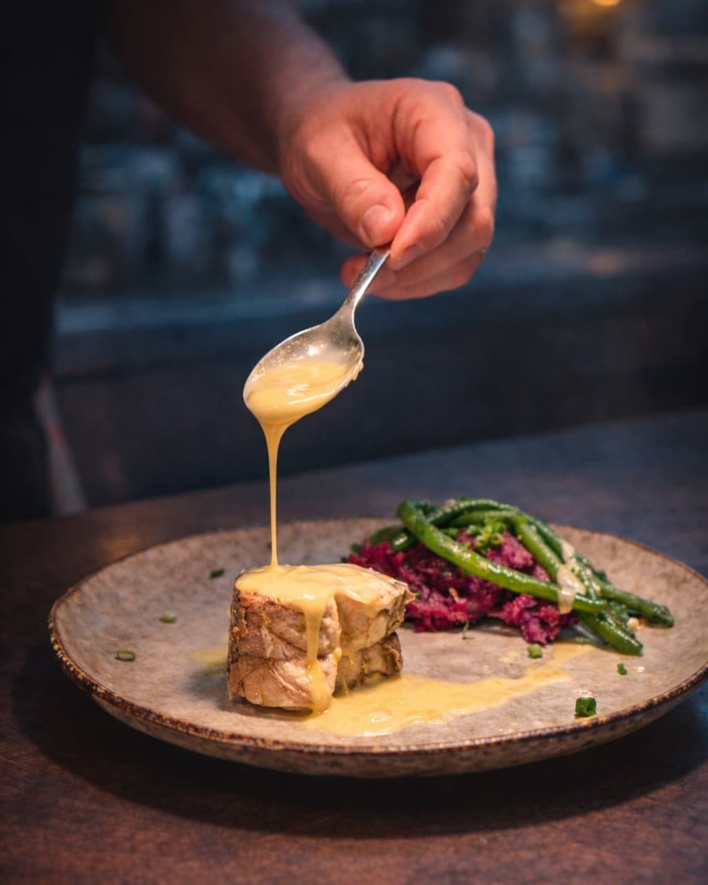 Beurre blanc nappé à la cuillère sur poisson et purée de betterave