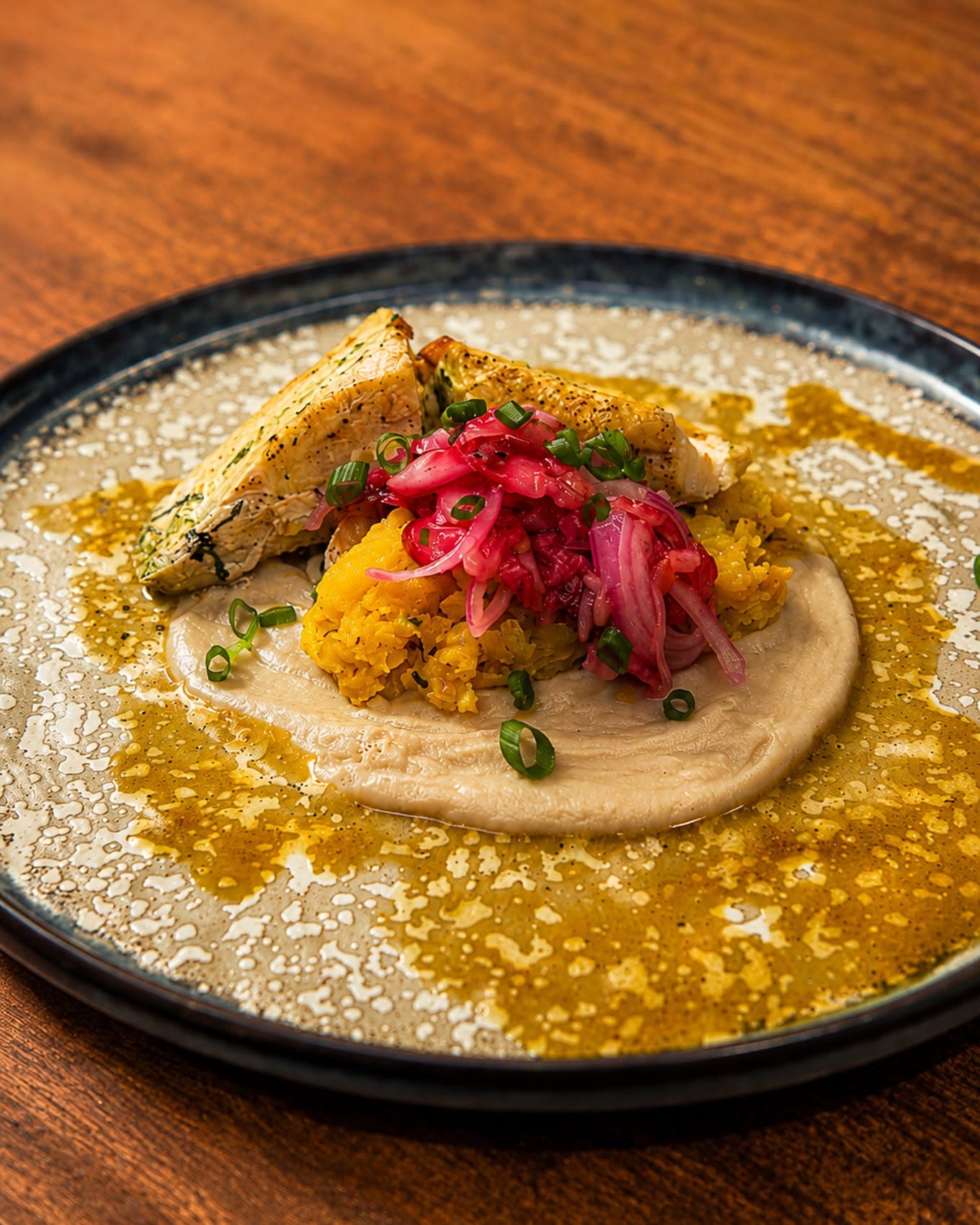 Poisson grillé, achards d'oignons rouges et sauce curry dorée