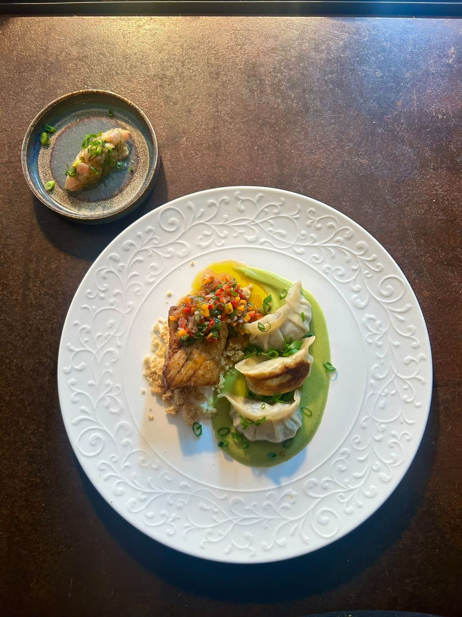 Poisson de ligne snacké, gyozas croustillants, crème de petits pois et salsa de poivrons