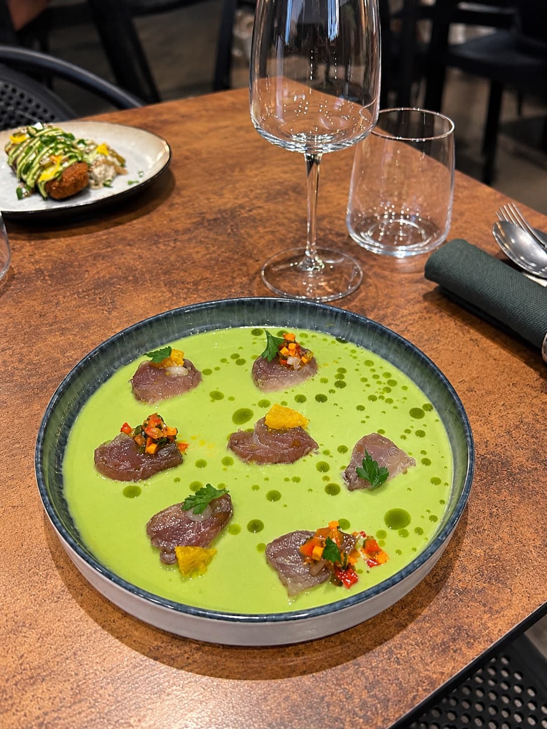 Fines tranches de thon de ligne sur crème verte, huile d'herbes et brunoise colorée