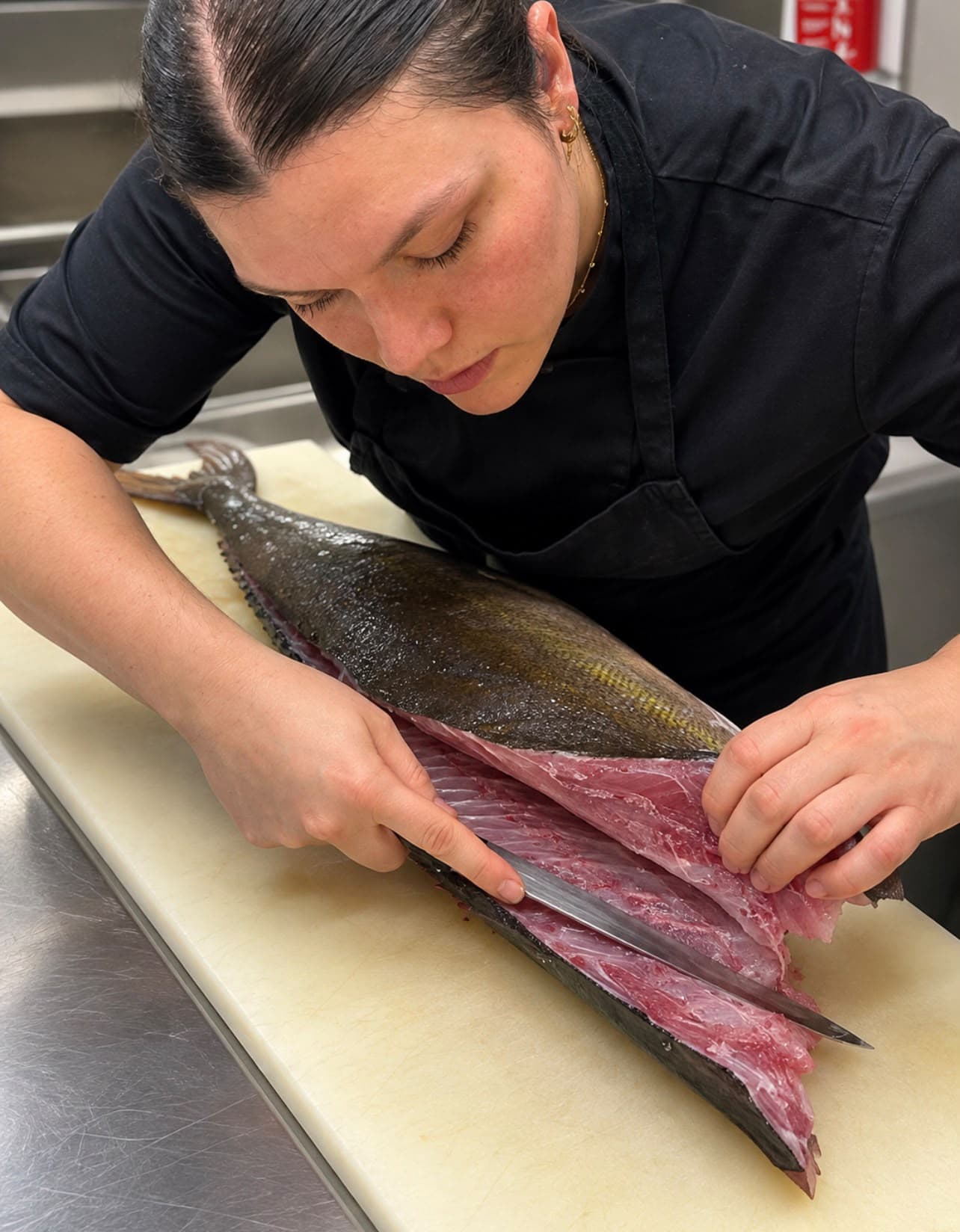 La cuisine du Vieux Comptoir à l'œuvre : un poisson de ligne levé au couteau